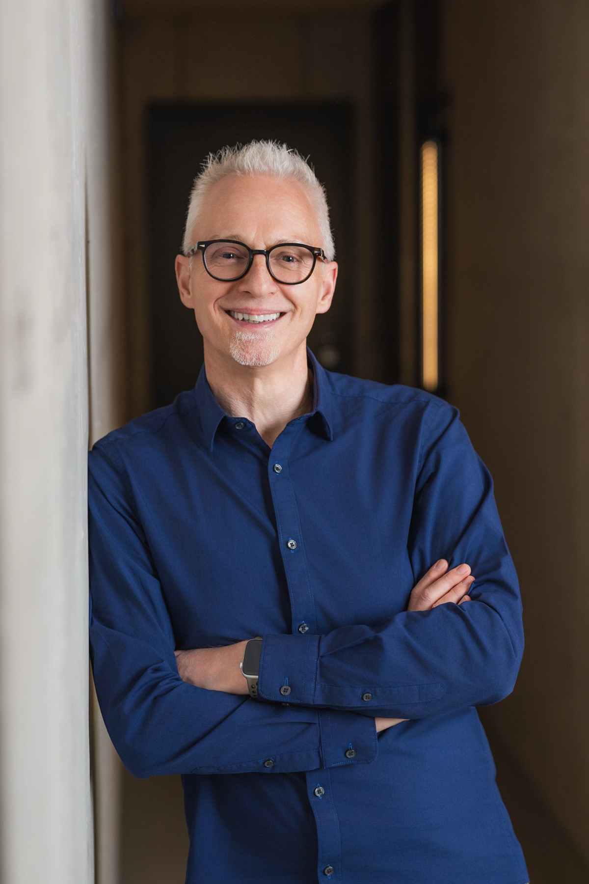 AI Visual Concepts — modernes Businessportrait mit Architektur