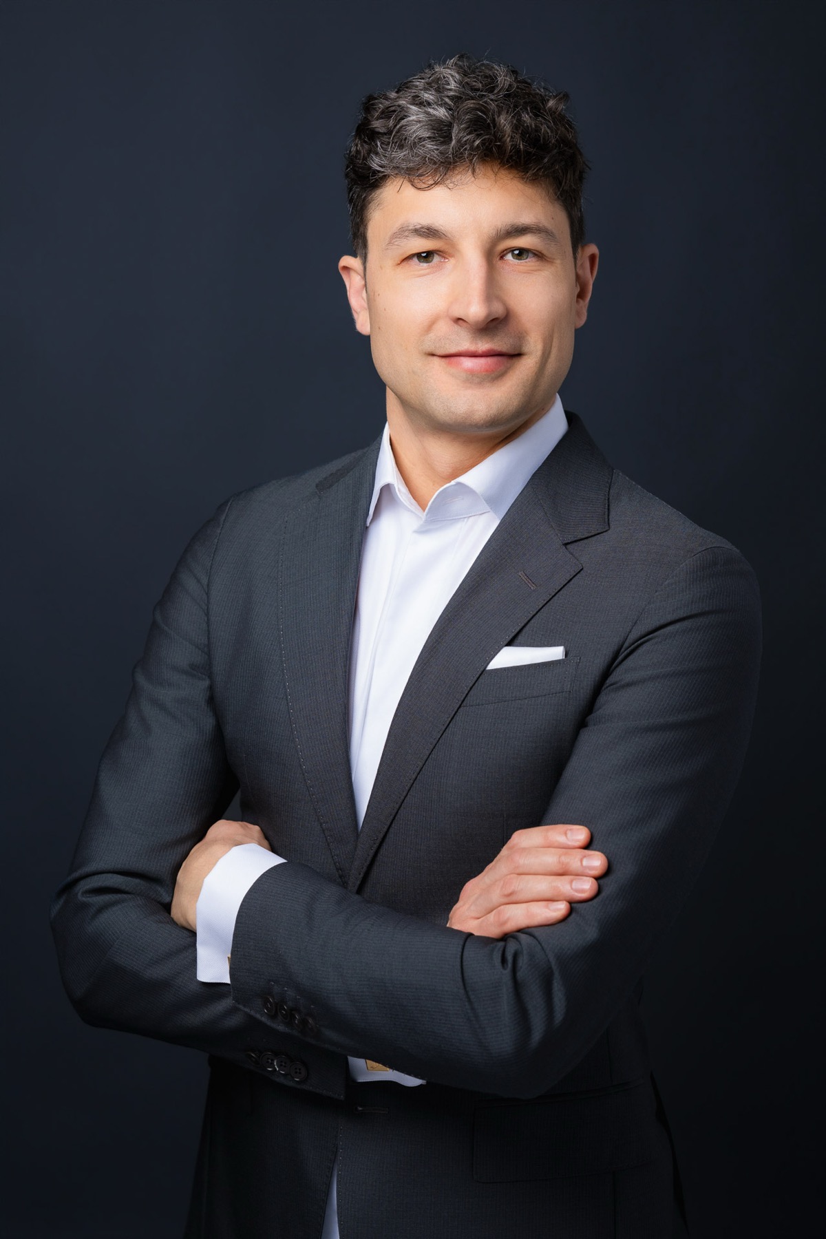 Businessportrait im Anzug vor dunklem Hintergrund — Fotograf Zürich, Photoart Fotostudio