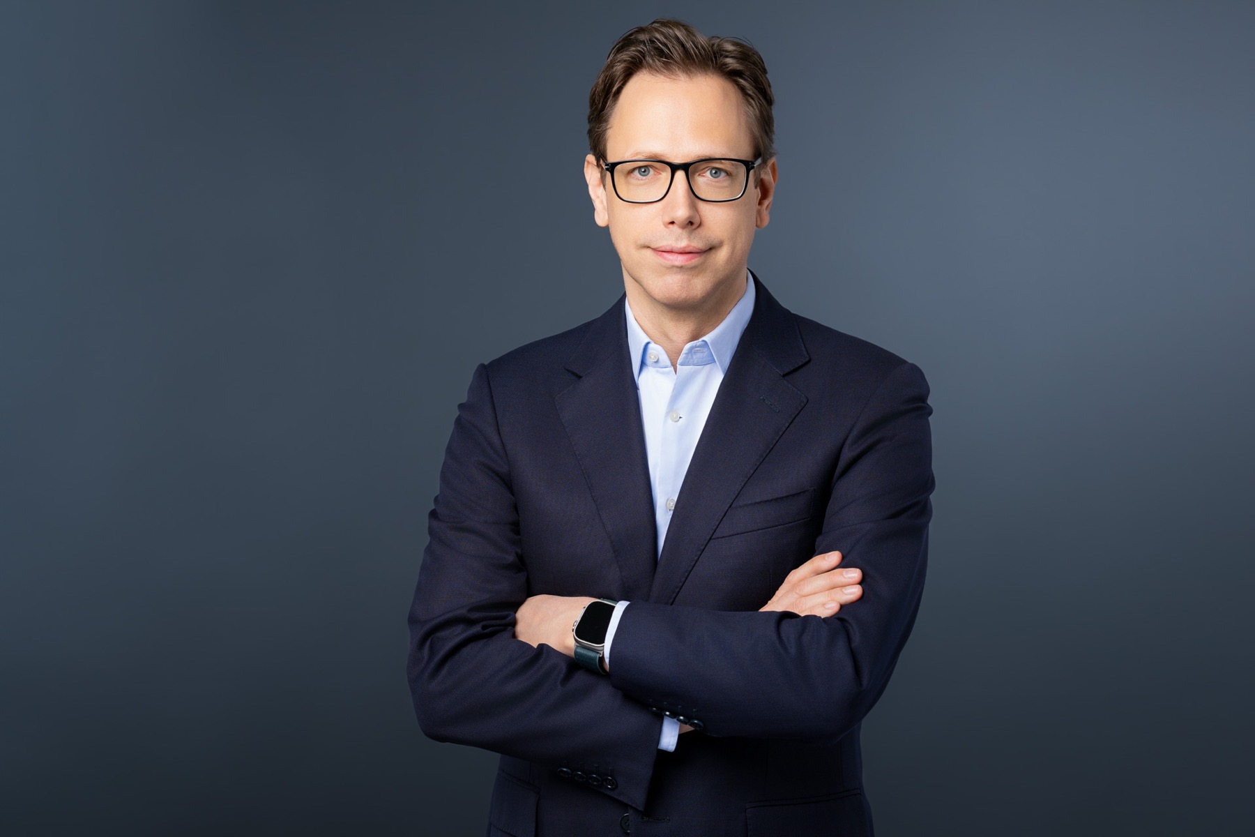 Bewerbungsfoto Zürich — Mann mit Brille im Studio